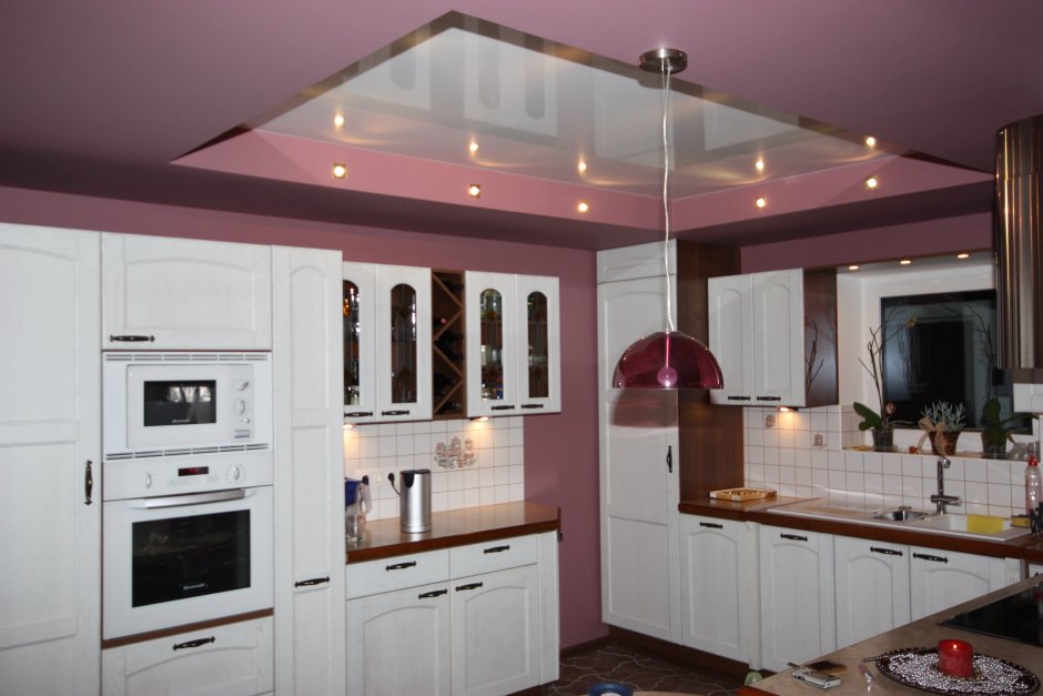 Розовый потолок на кухне