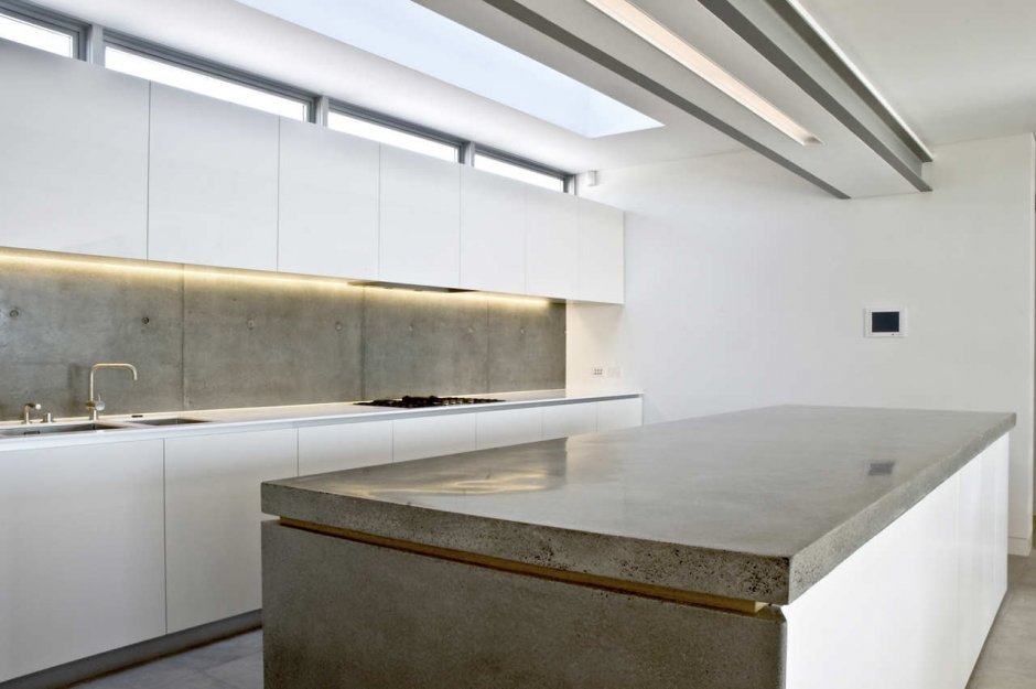 Белая кухня с бетонной столешницей