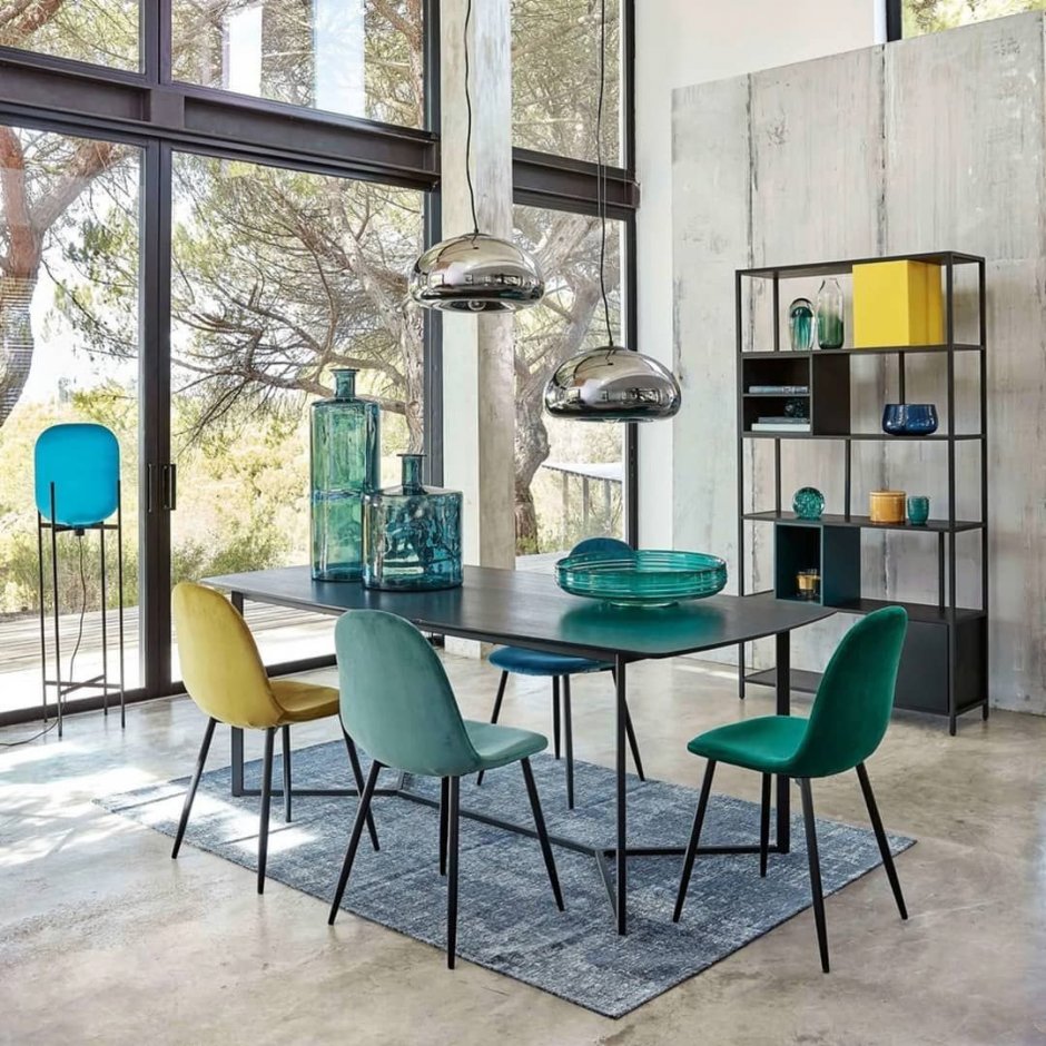 Зелёные стулья в интерьере кухни гостиной