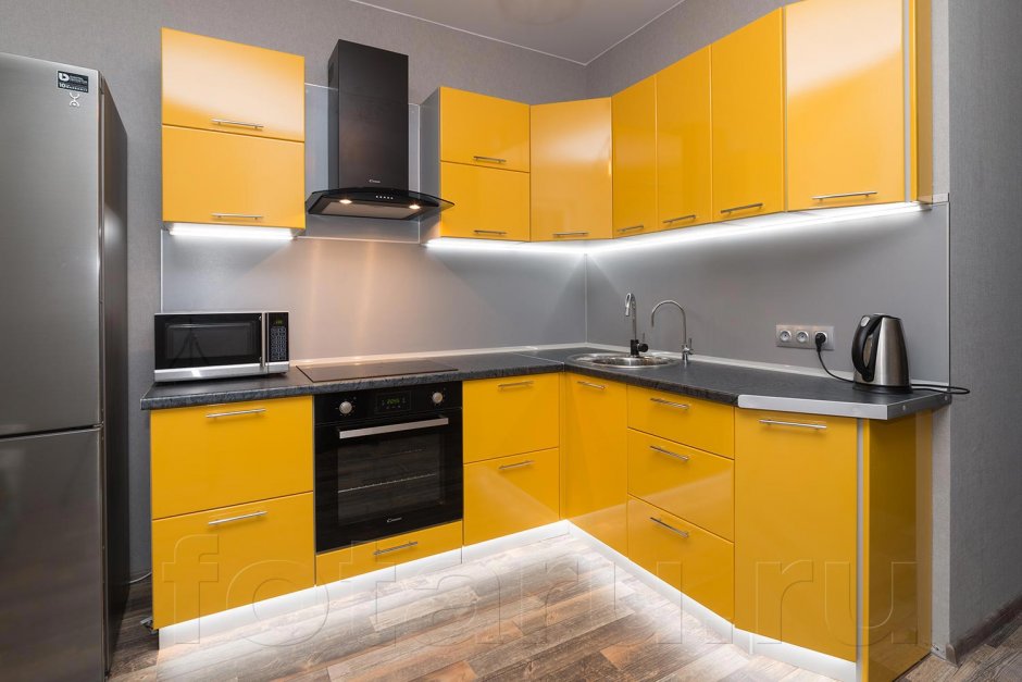 Красивые лево угловые кухни серо желтые