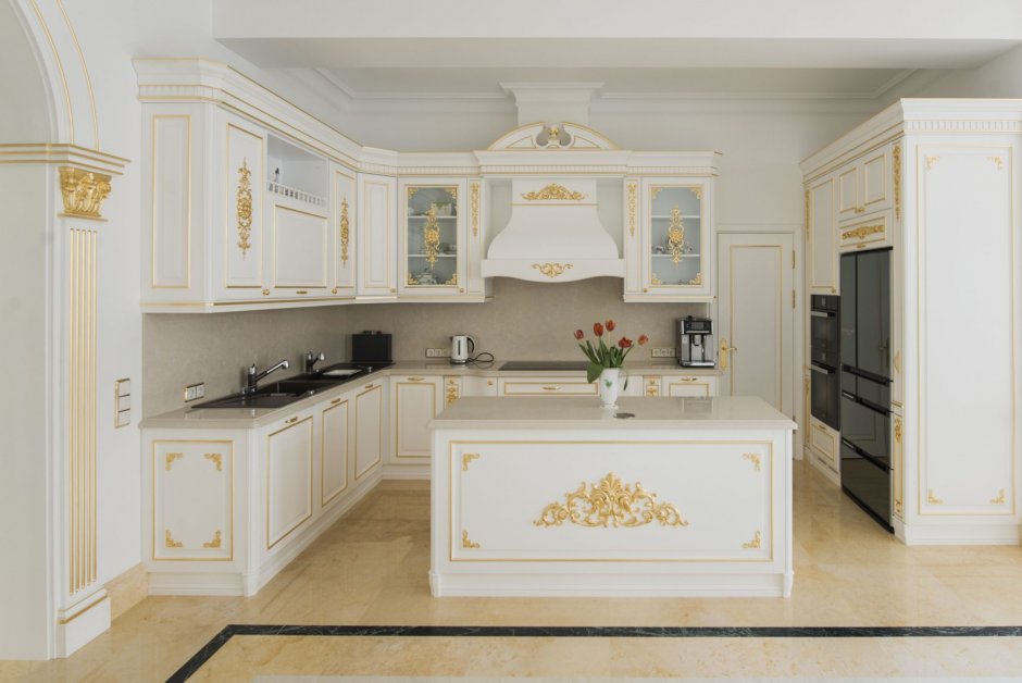 Классическая белая кухня с золотой патиной