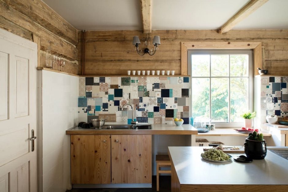 Кухонный фартук из плитки в деревянном доме
