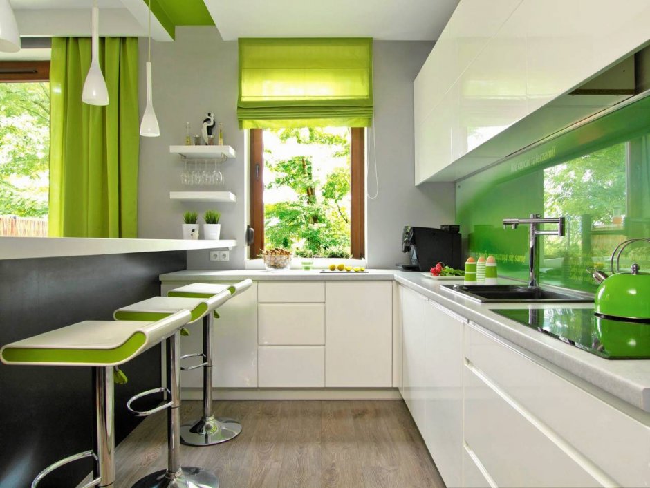 Маленькая кухня в бело зеленых тонах