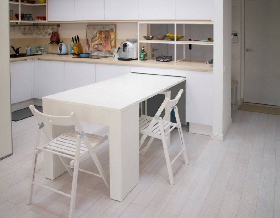 Кухонный стол с табуретками для маленькой кухни