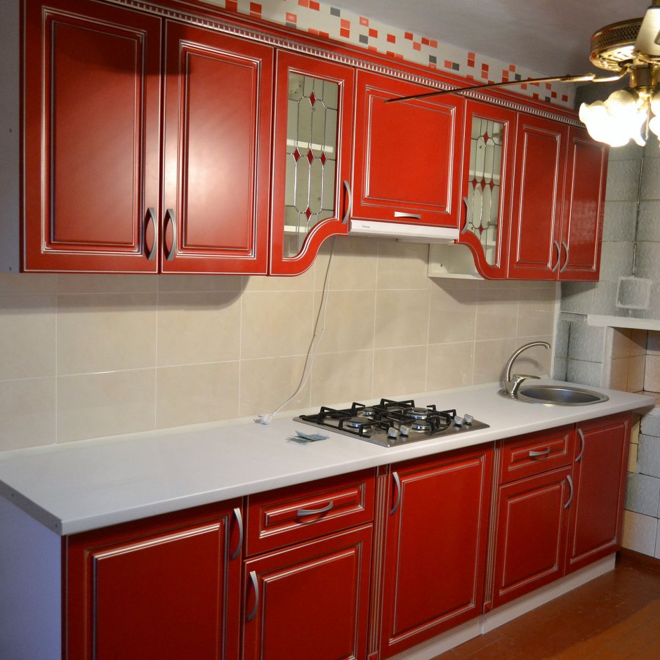Красная кухня с фрезеровкой