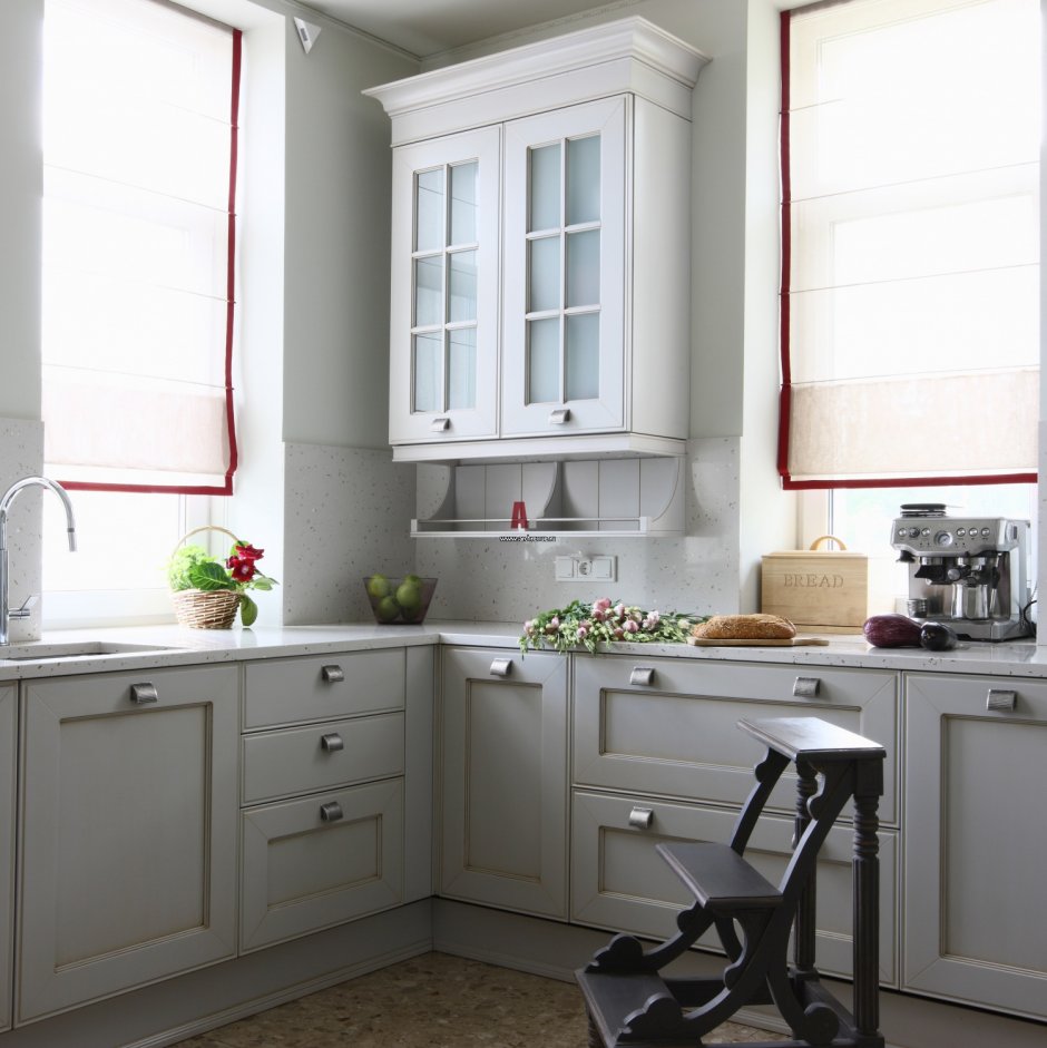 Белая угловая кухня с окном