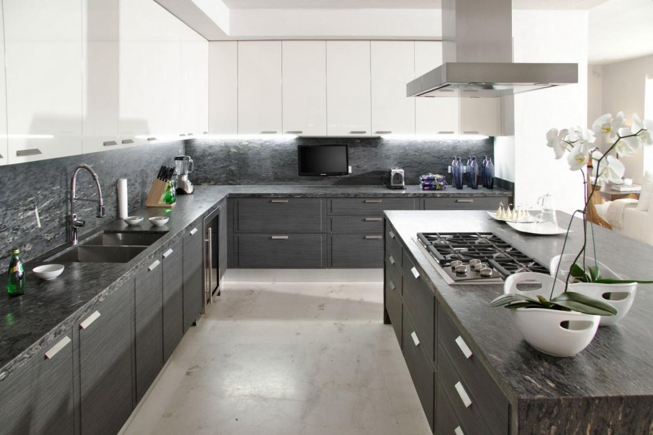 Белая кухня с серым фартуком (65 фото)