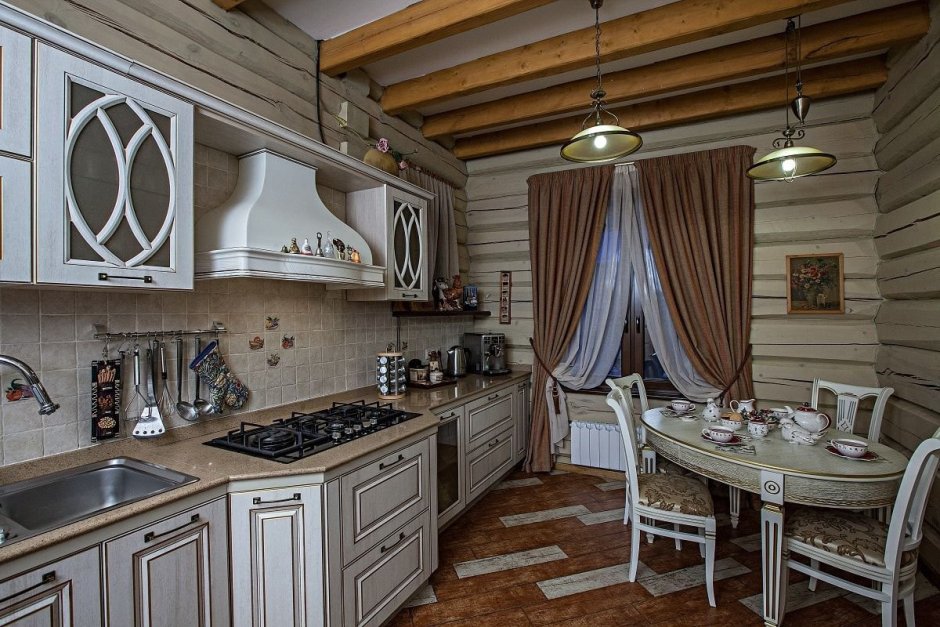 Интерьер кухни в деревянном доме из оцилиндрованного бревна