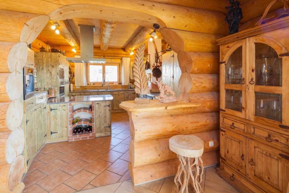 Кухня в деревянный дом оцилиндрованного бревна