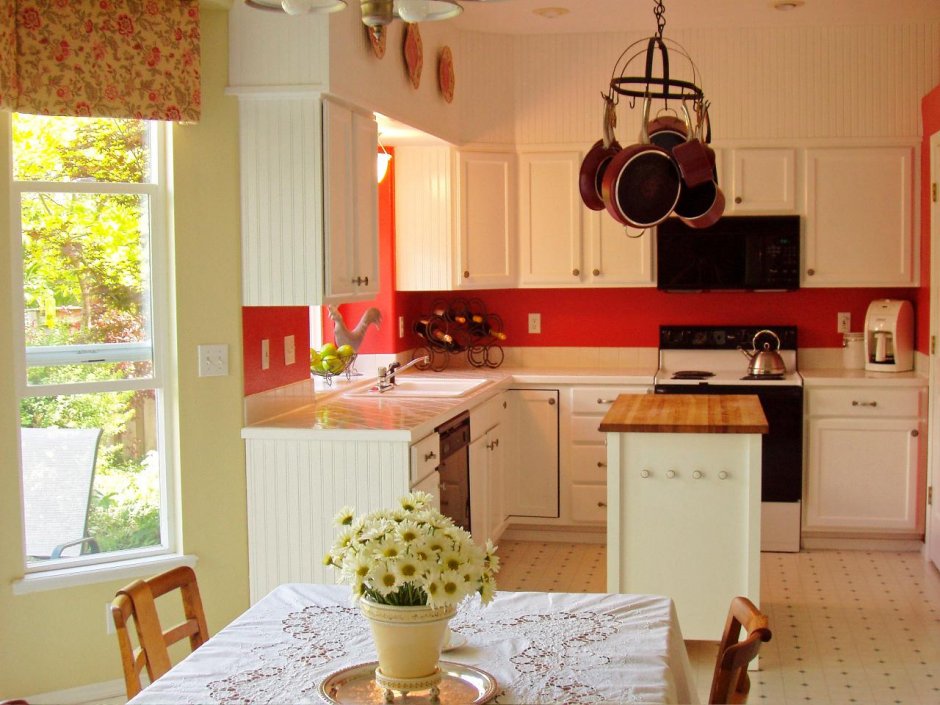 Уютная кухня красного цвета