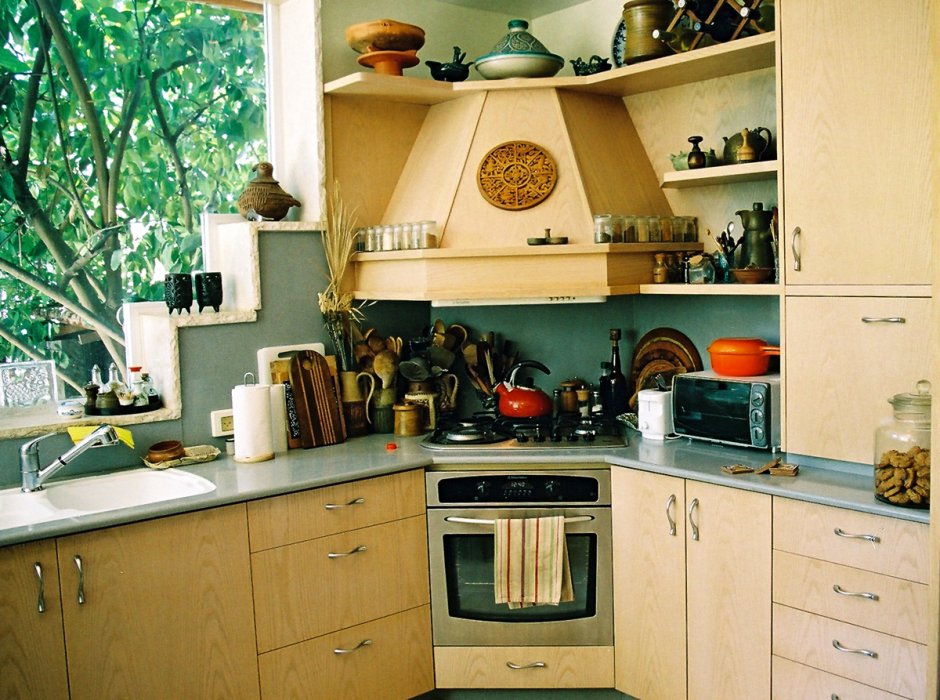 Кухня с углового плитой на маленькой кухне