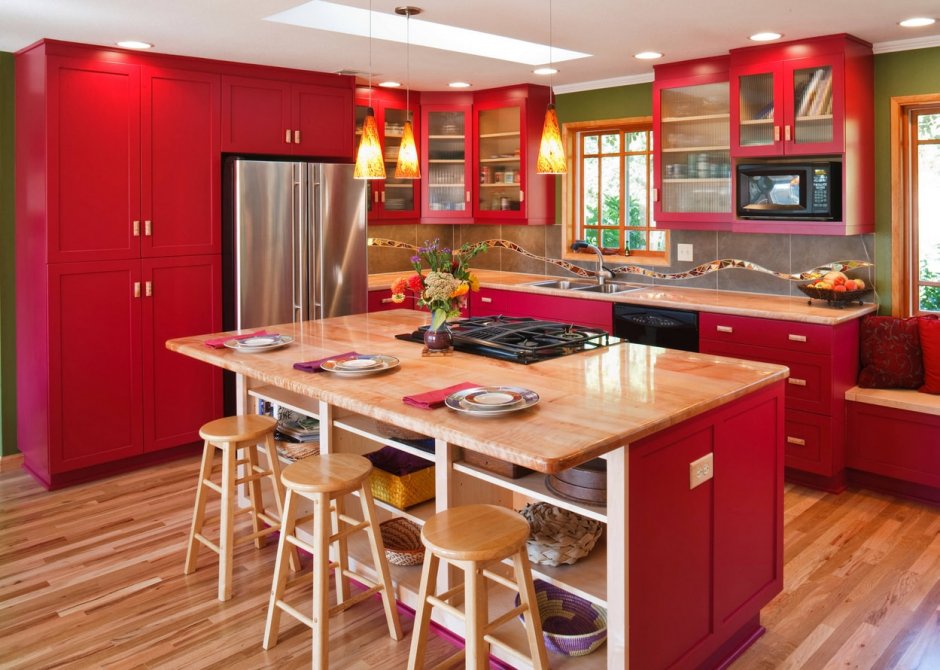 Красная уютная кухня