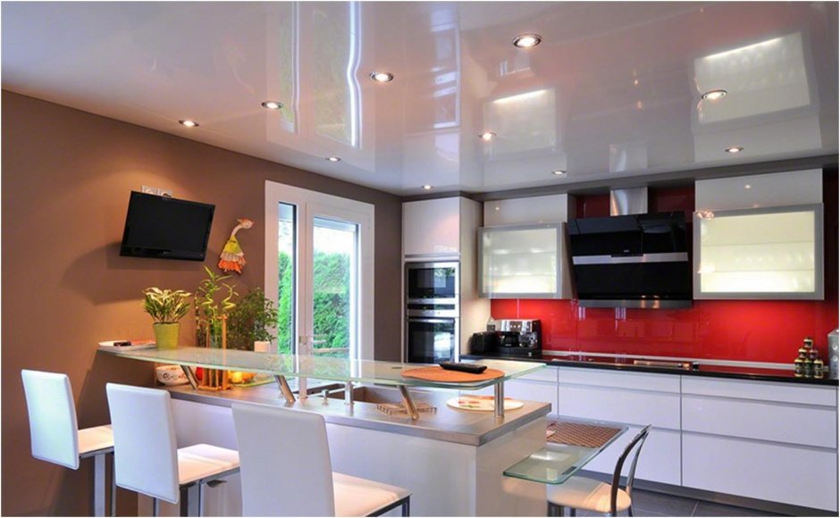 Двухуровневый цветной потолок в белую кухню