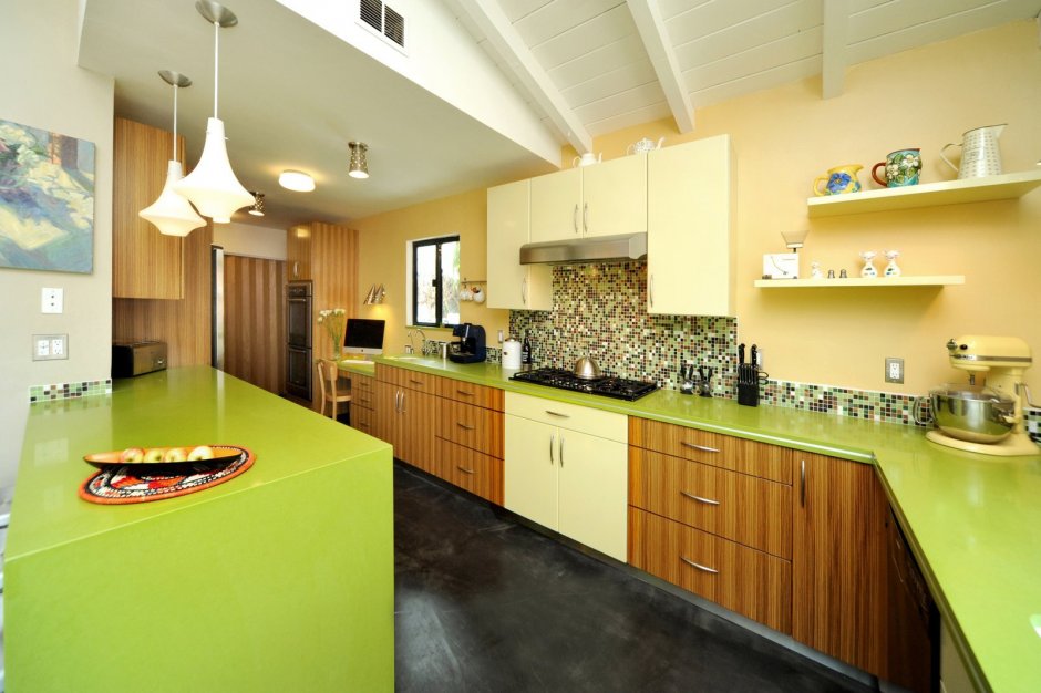 Интерьер кухни с зеленой столешницей