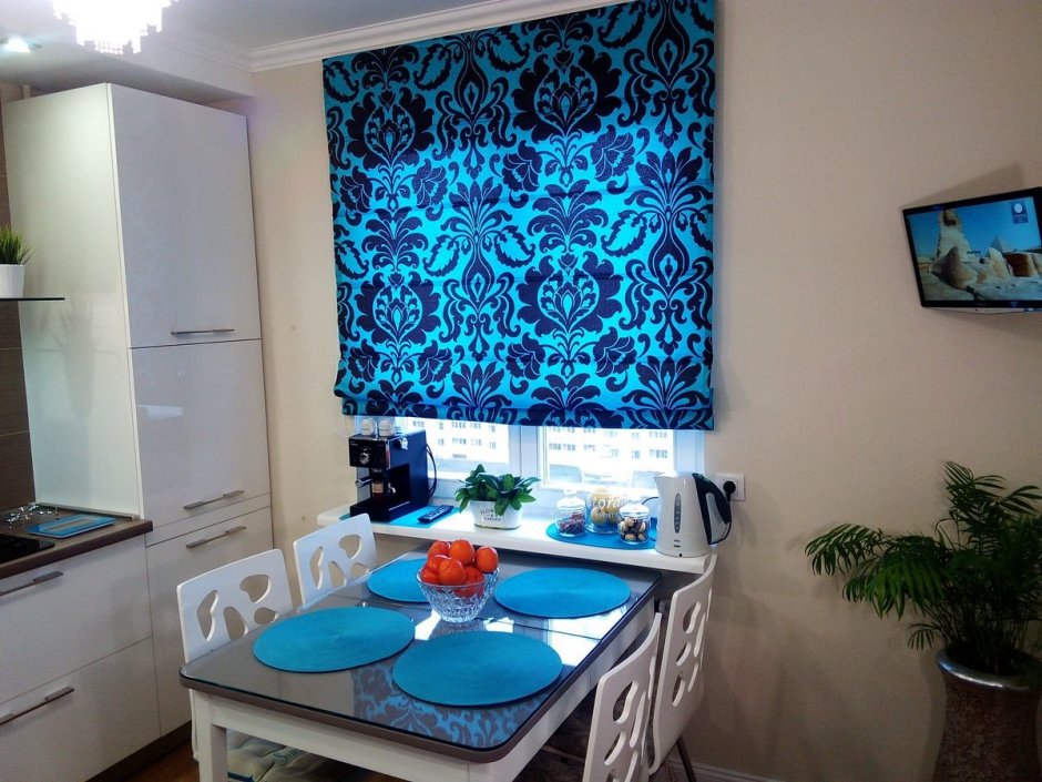 Синие шторы в интерьере кухни (62 фото)