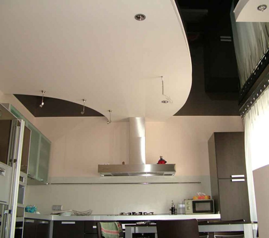Бежевый потолок на кухне