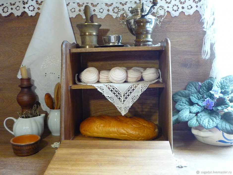Полка для хлебницы на кухне