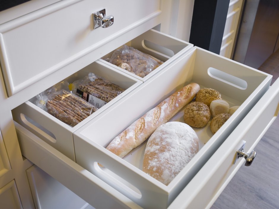 Хлебница в ящике кухонного гарнитура