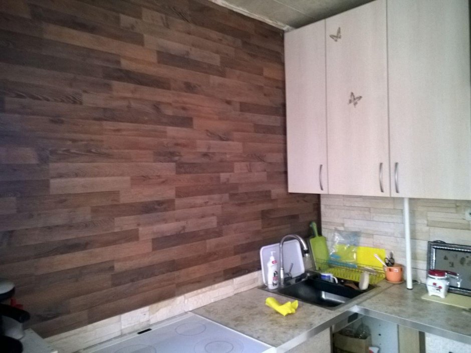 Деревянная стена в интерьере кухни