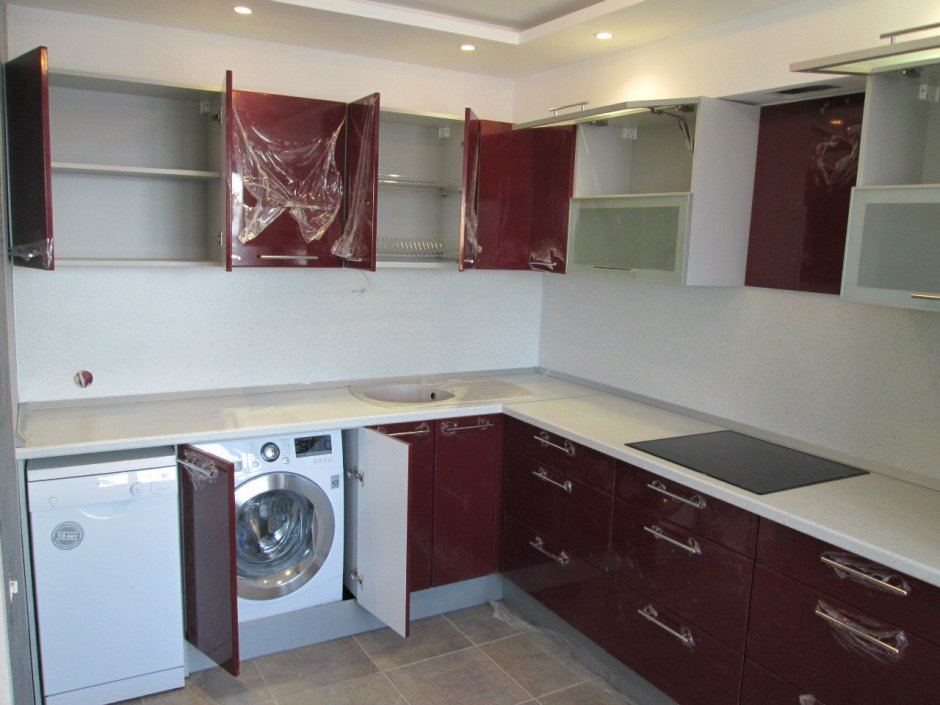 Угловая красная кухня со стиральной машиной