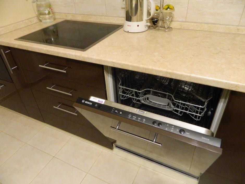 Кухня со встроенной посудомоечной машиной