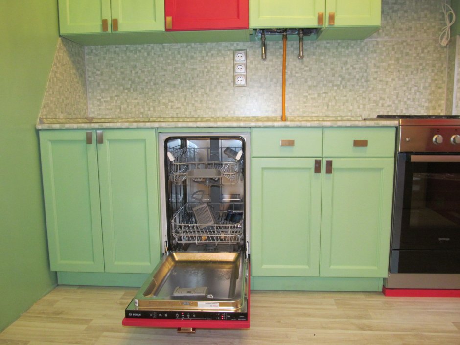 Кухонный гарнитур прямой с посудомоечной машиной