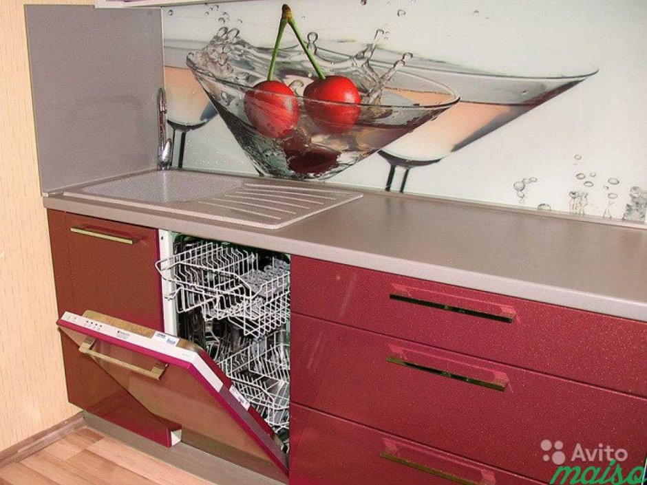 Кухонный гарнитур с встроенной посудомоечной машиной