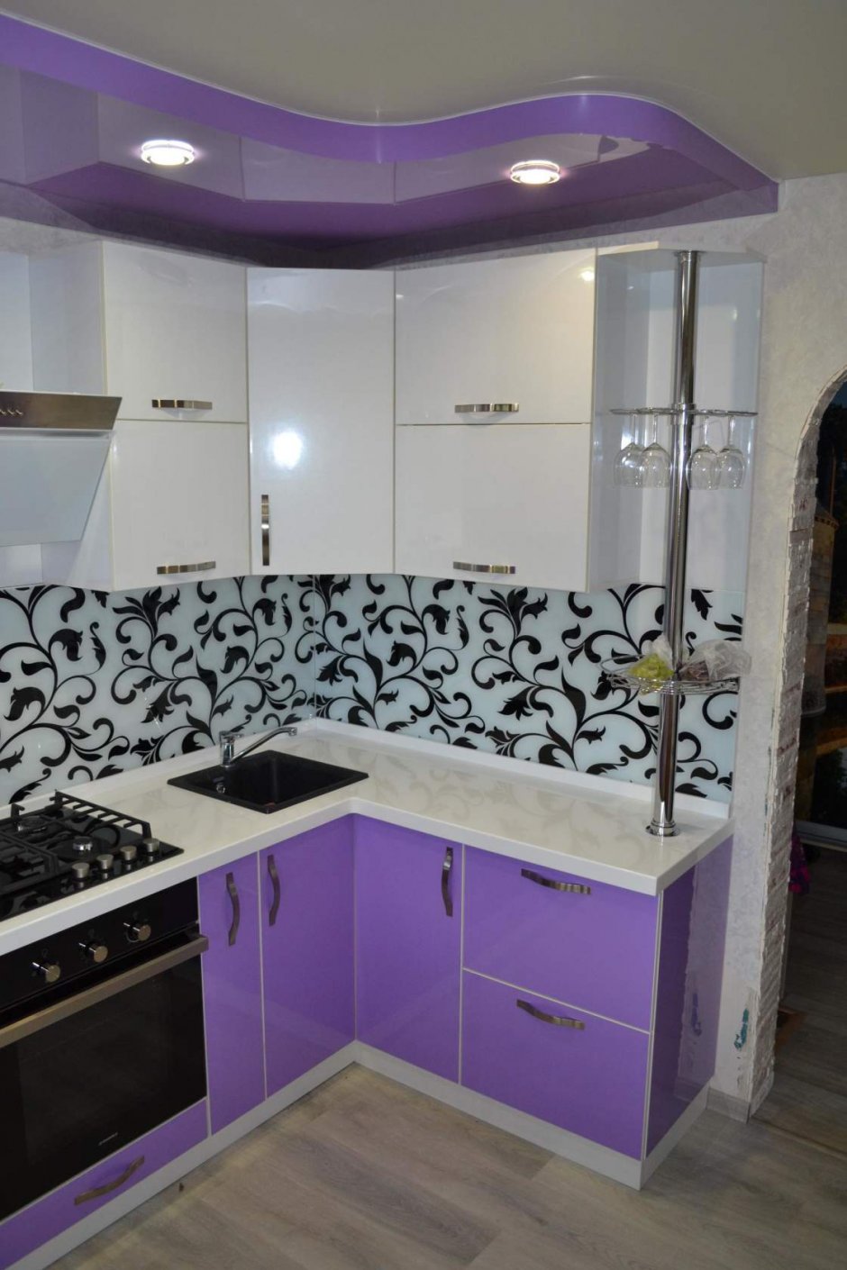 Кухонный гарнитур в фиолетовых тонах