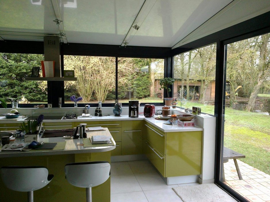 Летняя кухня с большими окнами