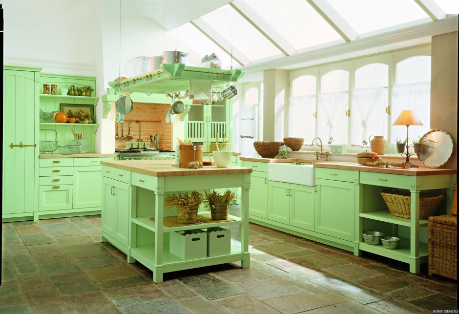 Кухня в стиле Прованс фисташкового цвета
