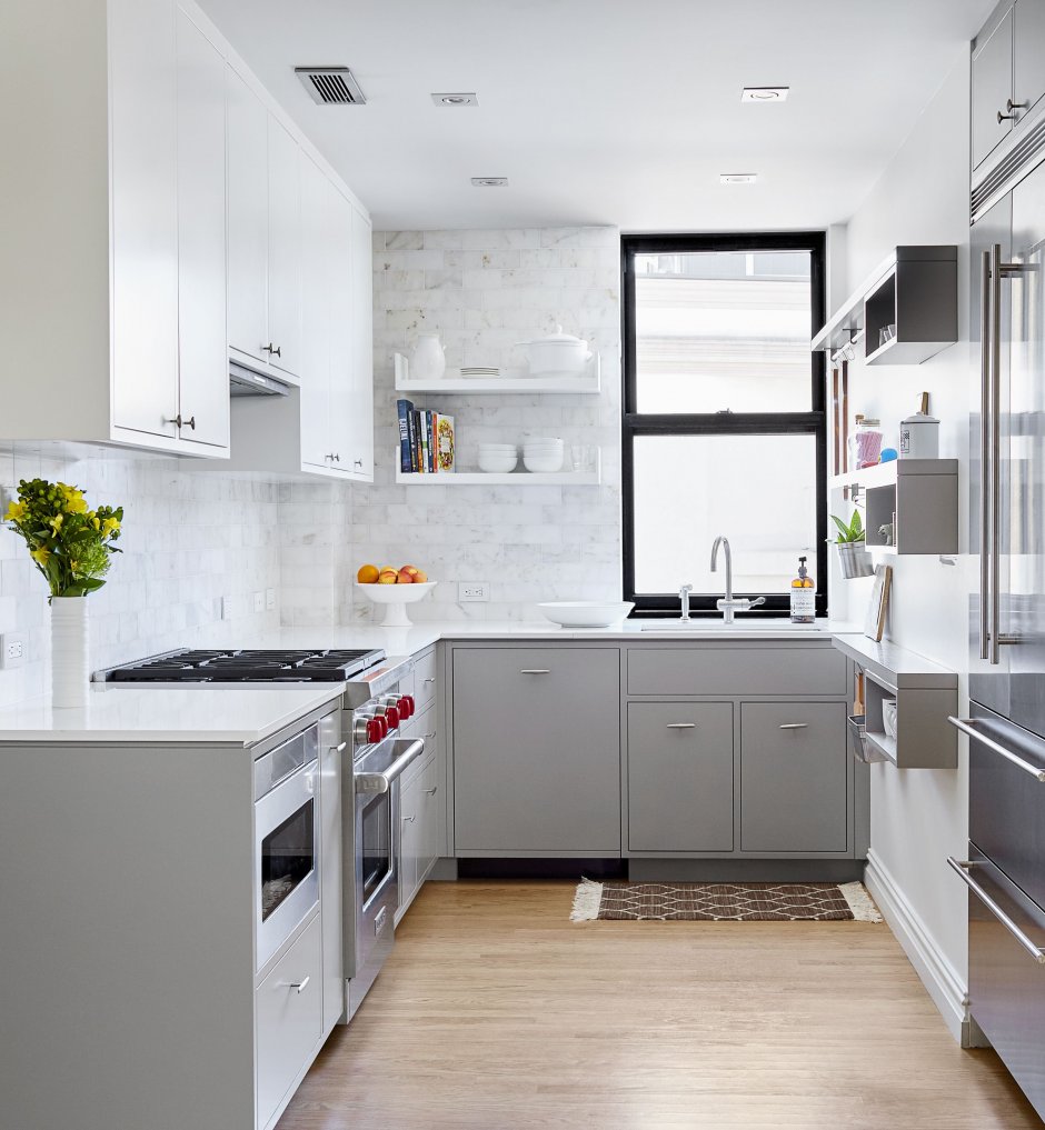 Серый кухонный гарнитур с белой столешницей