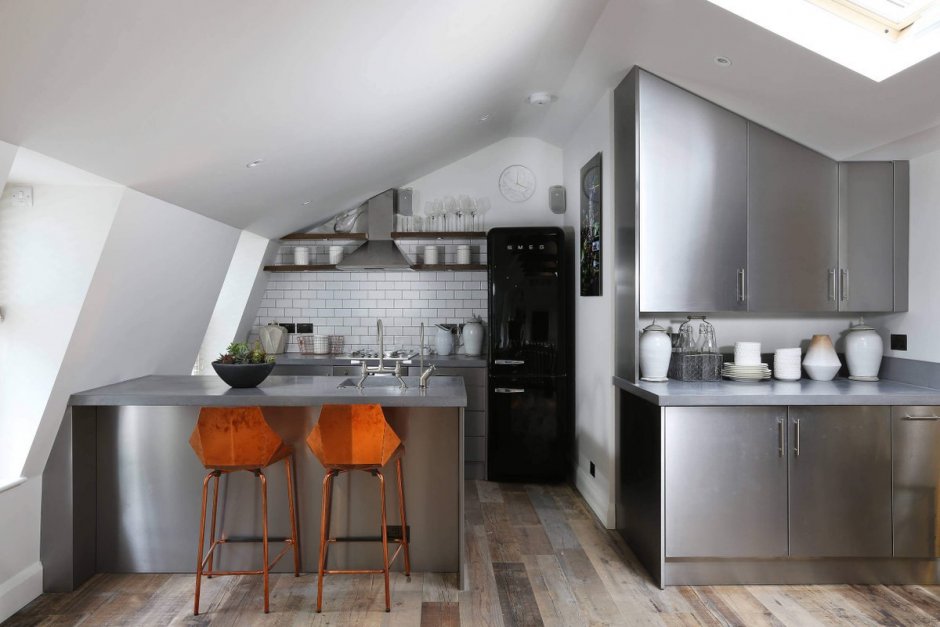 Бежевый холодильник и белый кухонный гарнитур