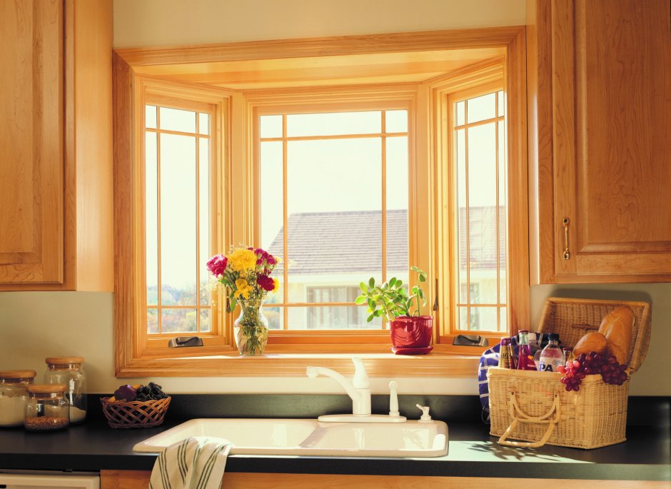 Кухня с деревянным окном