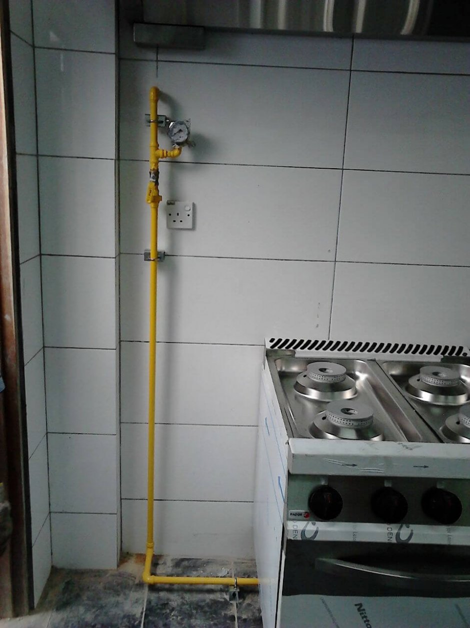 Газовая труба на кухне