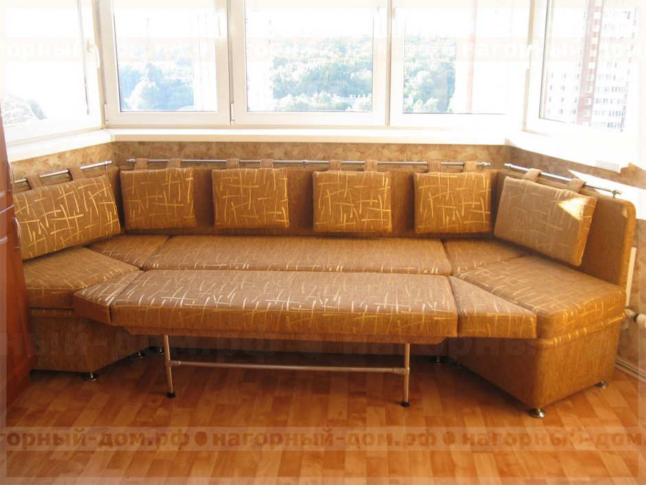 Угловой эркерный диван
