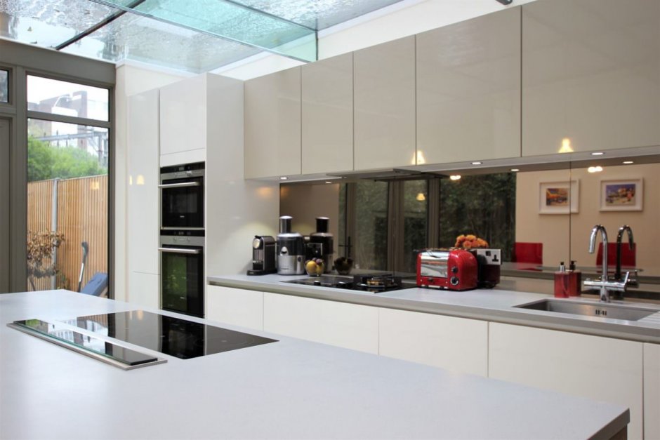 Белая глянцевая кухня с зеркальным фартуком