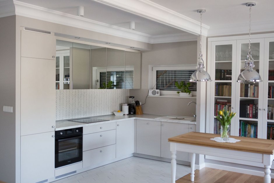 Белая кухня с зеркальными фасадами