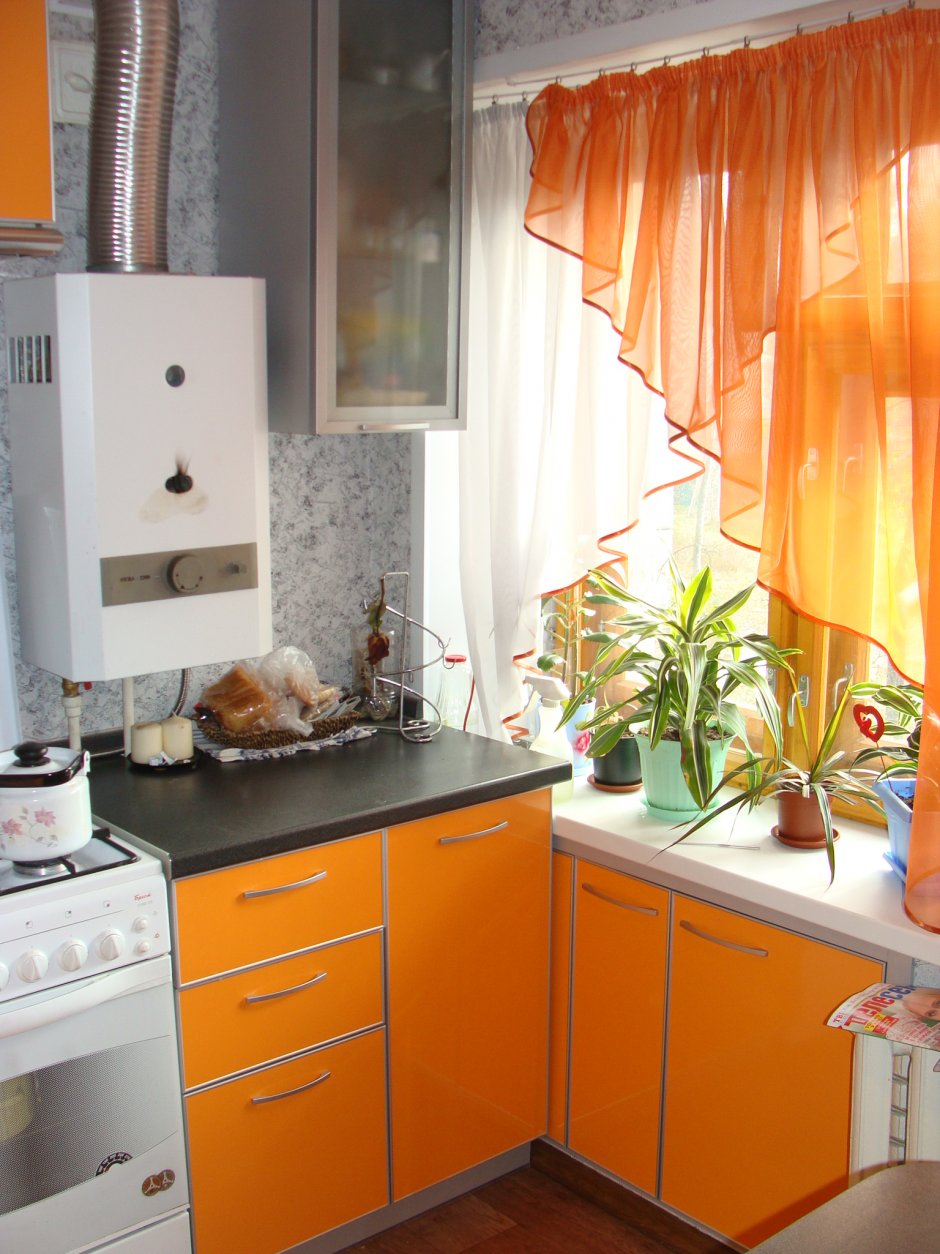 Кухня в хрущёвке 5, 5 кв.м с газовой колонкой холодильником