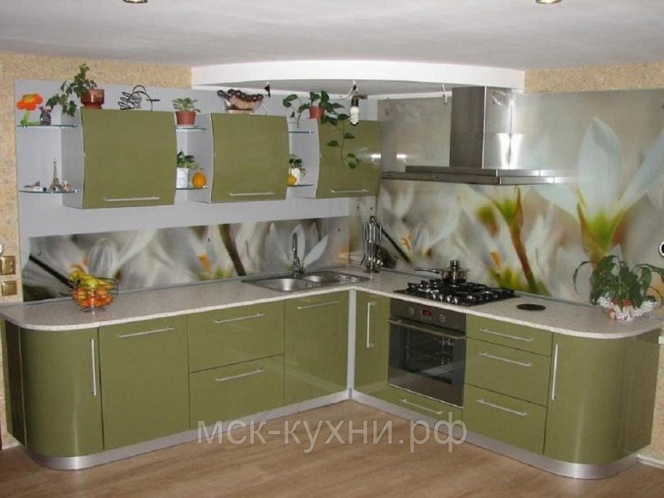 Угловая кухня со стеклянным фартуком