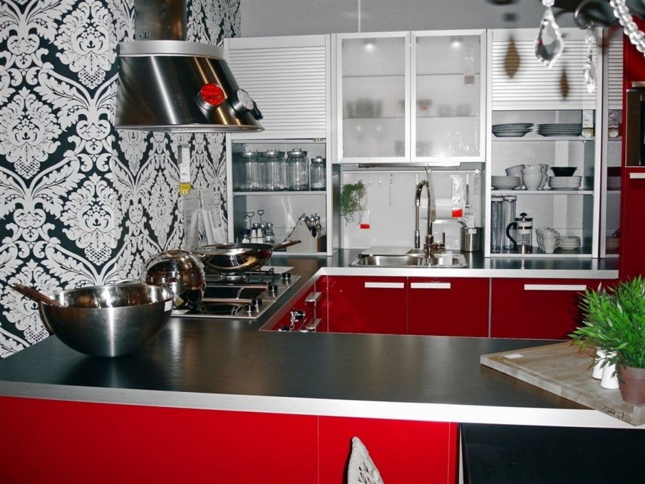 Красная кухня с серыми обоями