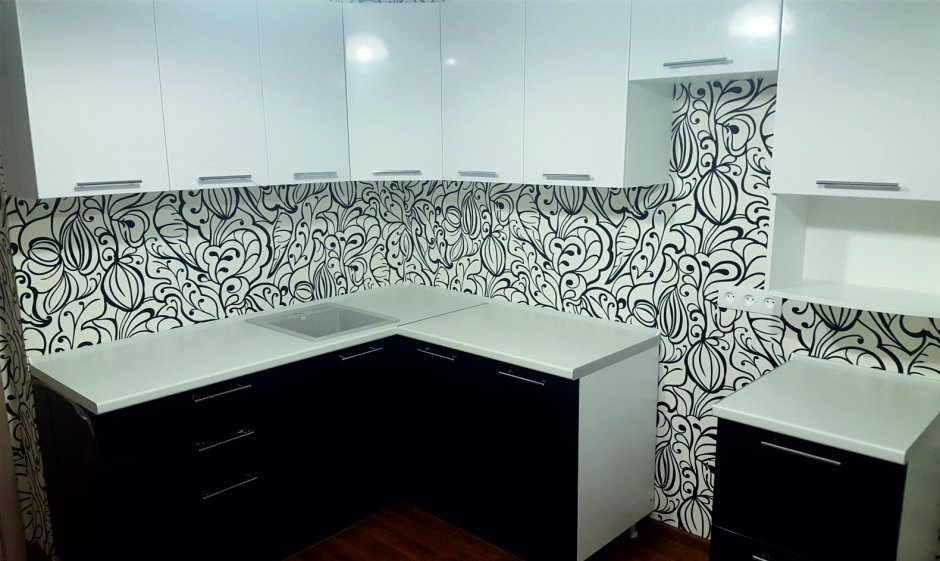 Кухонные гарнитуры бело-черная с узорами