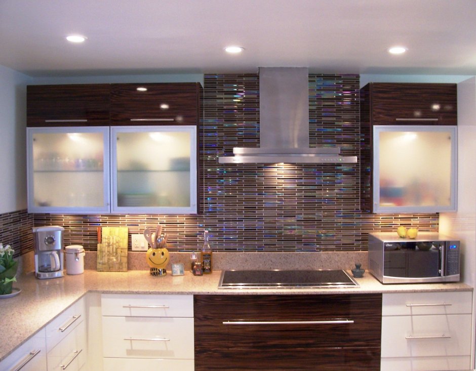 Угловая кухня с мозаикой