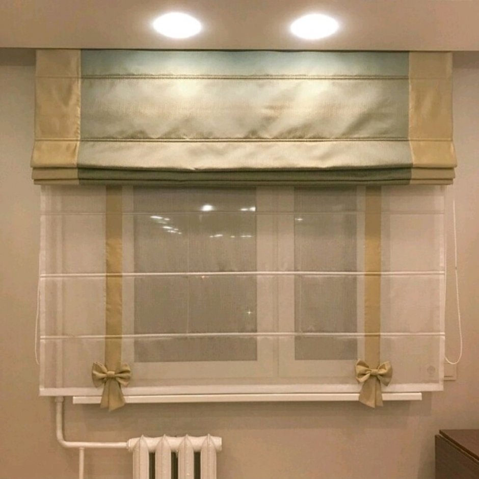 Римская штора на окне в кухне