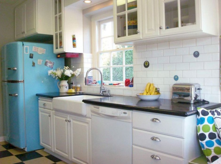 Голубая кухня с белым холодильником