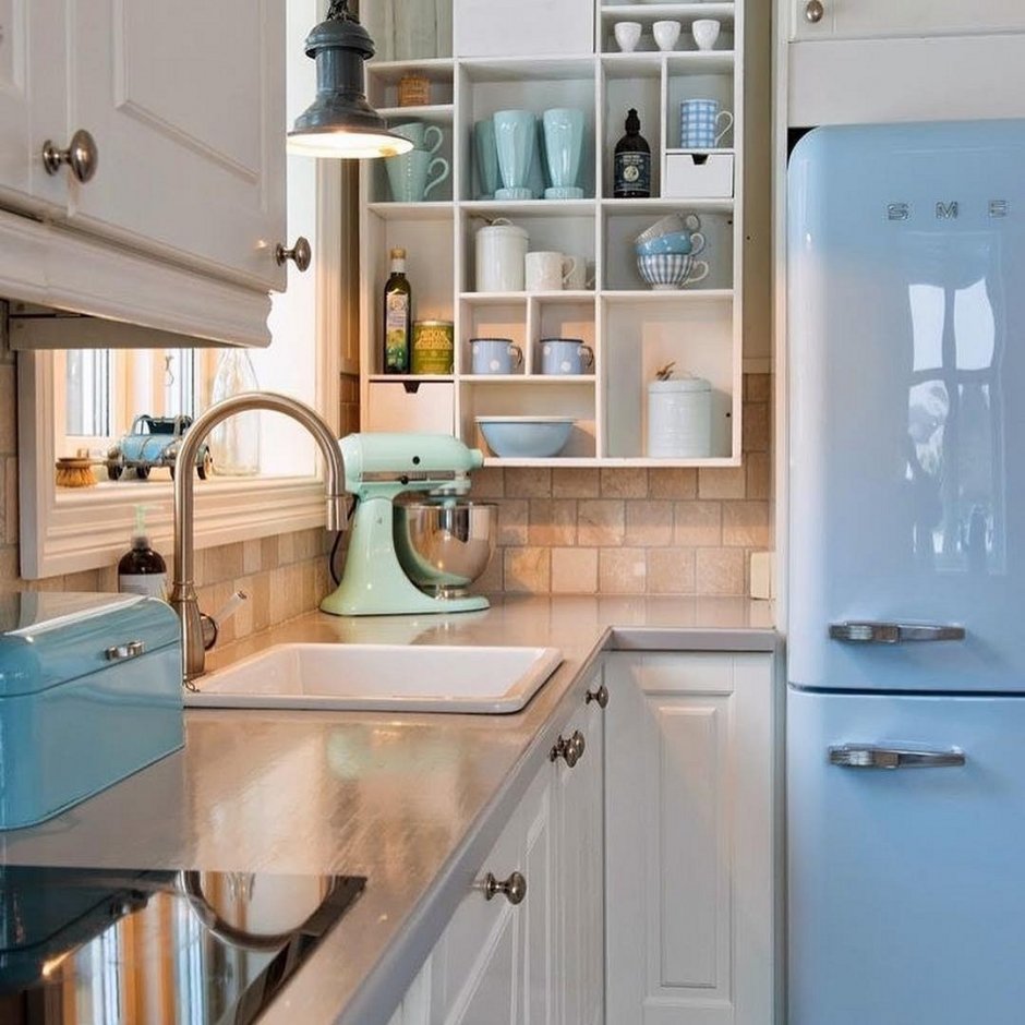Белая кухня с цветным холодильником