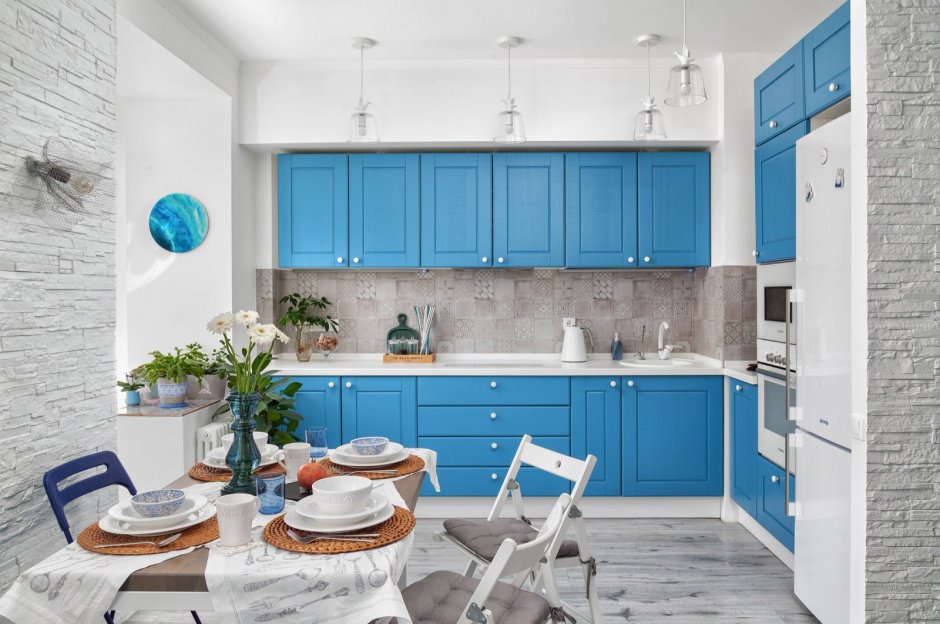 Белая кухня с синими полками внутри