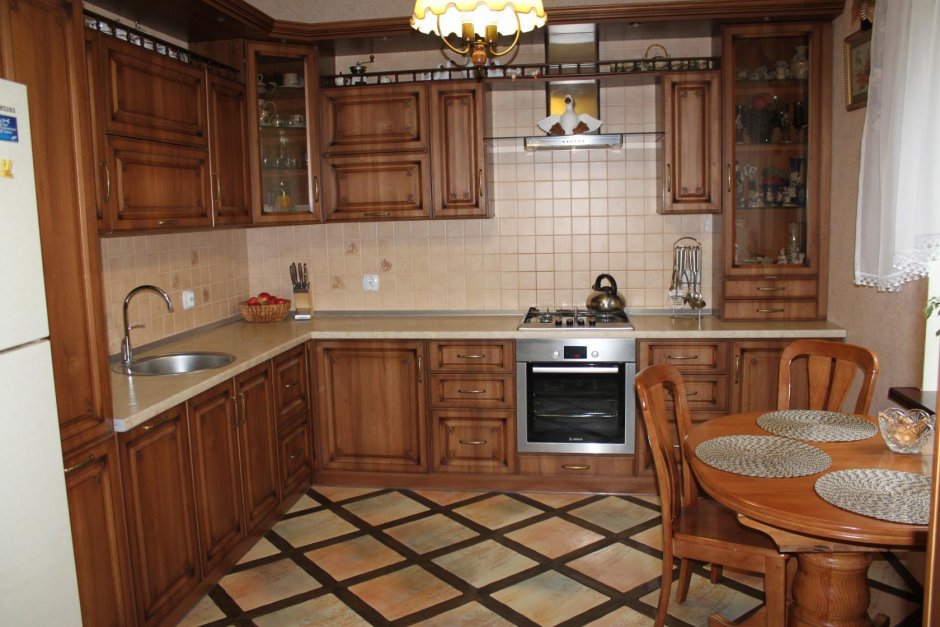 Кухня классика коричневая в маленькой кухне