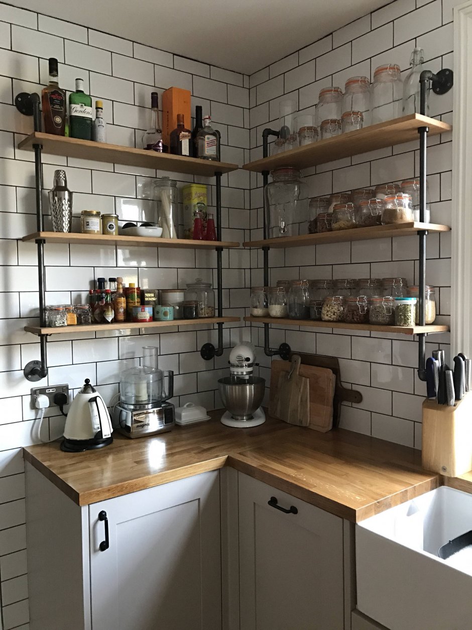 Кухня в скандинавском стиле с полками