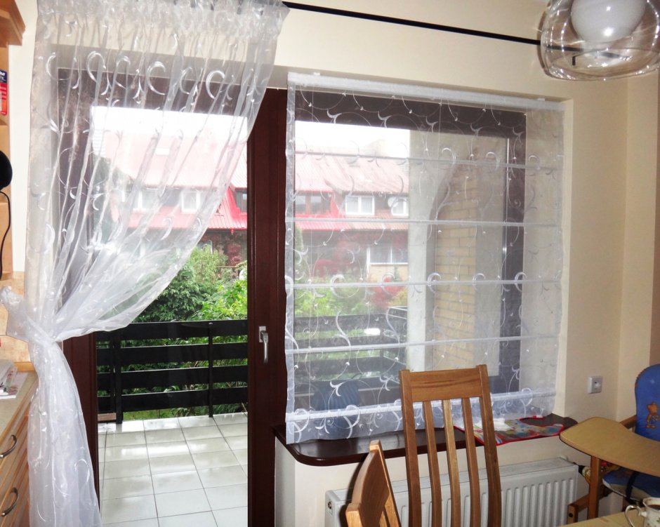 Тюль на кухонное окно с балконной дверью