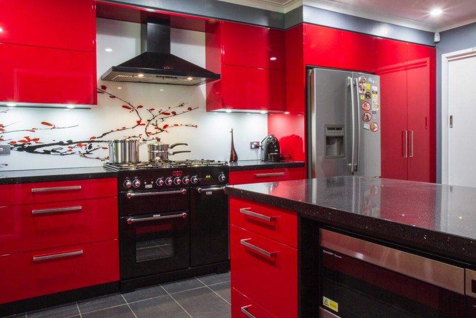 Черно красный кухонный гарнитур в интерьере